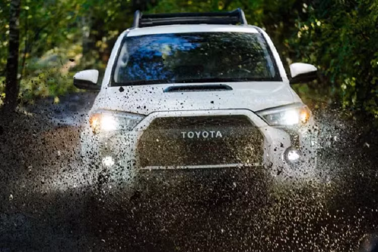  5. Toyota 4Runner Không chỉ ở bảng xếp hạng này, Toyota 4Runner đã từng dẫn đầu nhiều bảng xếp hạng uy tín khác về độ bền bỉ của xe. Một thiết kế cơ bản, một khung gầm SUV đúng chuẩn và một động cơ V6 có thể giúp cho người dùng an tâm sử dụng đến hơn 200.000 dặm mà không cần lo lắng.