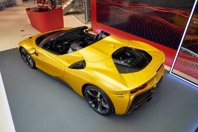 Ferrari SF90 Spider mui trần có trang bị cùng hệ dẫn động hybrid như phiên bản Ferrari SF90 Stradale, điều này đồng nghĩa mẫu xe mui trần cũng mang tổng công suất lên 1.000 mã lực và 900 Nm mô-men xoắn cực đại. Công suất đáng ngưỡng mộ này đến từ sự kết hợp của một động cơ tăng áp kép V8 sản sinh 780 mã lực với 3 mô tơ điện bổ sung thêm 220 mã lực.