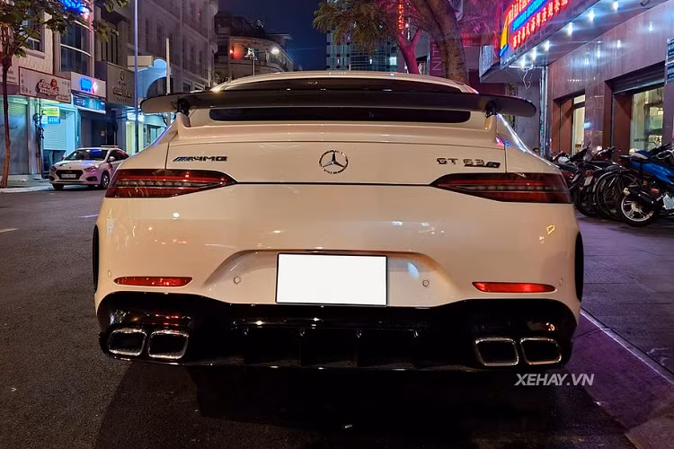 Bên trong khoang cabin, Mercedes-AMG GT 63S mang đậm xu hướng của một mẫu xe thể thao thực thụ với ghế ngồi thiết kế kiểu xe đua, gói nội/ngoại thất AMG, ốp trang trí sợi carbon cùng hệ thống âm thanh hàng hiệu Bowers &amp; Wilkins.