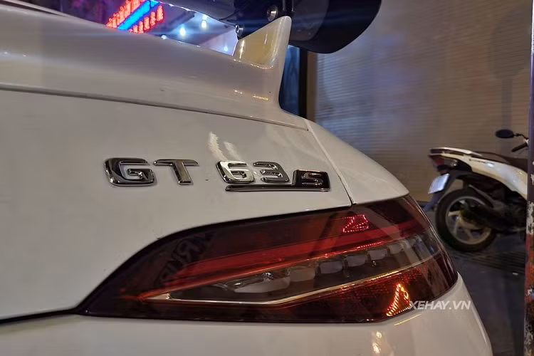 Theo nhà sản xuất công bố, Mercedes-AMG GT 63S chỉ mất khoảng thời gian 3,2 giây để tăng tốc từ 0 - 100 km/h. Hiện tại, Mercedes-Benz mới chỉ phân phối mẫu GT 53. Giá xe Mercedes-AMG GT 63S này bán ra chính hãng tại Đức từ 184.400 USD (khoảng 4,25 tỷ đồng). Sau khi đóng đủ thuế để lăn bánh với biển trắng tại Việt Nam được dự đoán sẽ có giá ngang ngửa hoặc hơn cả siêu xe GT R.