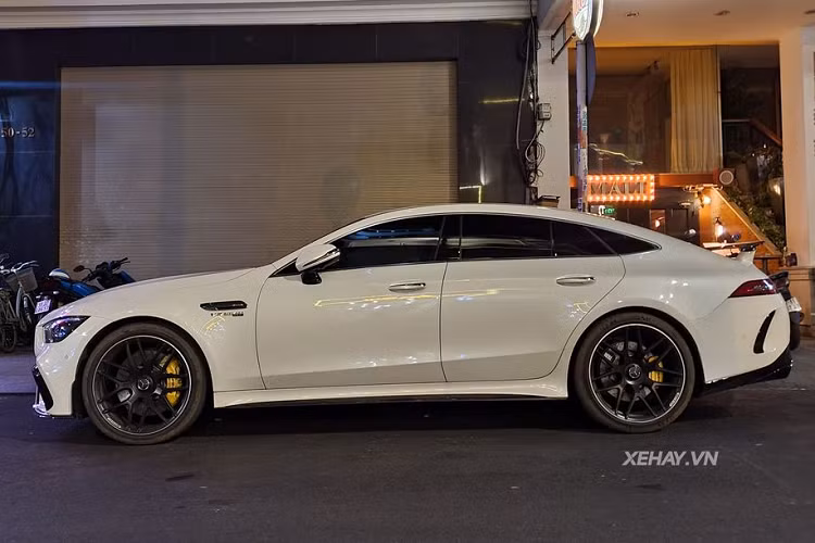 Một trong những điểm nổi bật trên Mercedes-AMG GT 63S nói riêng và dòng xe AMG GT Coupe nói chung chính nằm ở thiết kế tới 4 chỗ ngồi của xe. Điều này ít nhất sẽ làm chủ nhân có được một không gian thoải mái cũng như gia tăng sự thực dụng mỗi khi cần chở theo bạn bè, gia đình. Ngoài ra, khoang cốp trên Mercedes-AMG GT 63S cũng đủ rộng để chứa được khoảng 2 chiếc vali full-size kèm theo nhiều đồ vật khác.