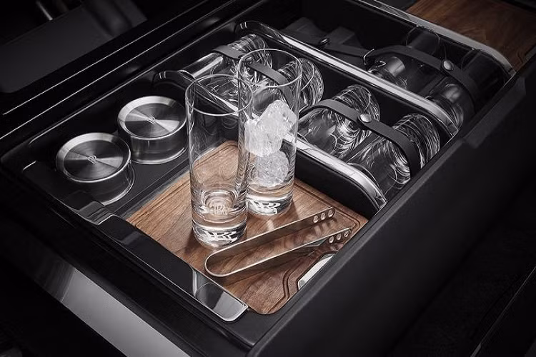 Khi được kích hoạt - chỉ bằng một nút nhấn, mô-đun giải trí sẽ trượt ra phía sau và mở nắp để lộ ra một kho hàng "đồ chơi" rất thú vị, có thể là thiết bị để đi dã ngoại, câu cá, leo núi, trượt tuyết hay lướt ván, chụp ảnh, bắn súng...tùy theo sở thích của chủ nhận chiếc xe.
