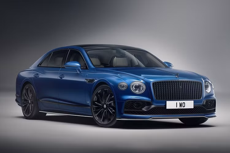 Khoang cabin của các mẫu xe Bentley thuộc bộ sưu tập Mulliner Miami là sự kết hợp giữa tông màu đen và trắng. Chúng có ghế da chần bông với đường chỉ khâu tương phản, điểm nhấn màu xanh Klein Blue trên vô lăng, cần số và tấm ốp cửa. Các ốp bệ cửa còn có dòng chữ “One of Six” nhằm nhấn mạnh về mức độ độc quyền và giới hạn của từng mẫu xe.