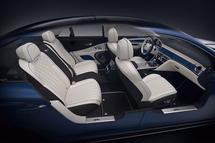 Cuối cùng là bộ sưu tập Mulliner Miami Collection lấy cảm hứng từ khung cảnh nghệ thuật sôi động của Miami, các trạm cứu hộ biển đầy màu sắc và khu trang trí nghệ thuật Art Deco lẫy lừng. Bộ sưu tập này bao gồm SUV siêu sang Bentley Bentayga, Continental GT và Flying Spur với ngoại thất màu cam, xanh lam hoặc xanh lá cây cùng các đường sọc Arctica và sợi carbon trang trí.