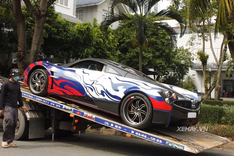Ở thời điểm mới về nước, Pagani Huayra độc nhất Việt Nam sở hữu màu ngoại thất cam rực rỡ, và sau khi về tay đại gia Minh Nhựa thì siêu phẩm này đã được "thay áo" 2 lần.