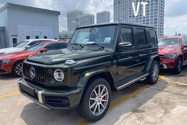Mức giá xe Mercedes-AMG G63 2021 chính hãng đang được bán ra tại Việt Nam là 10,95 tỷ đồng, trong khi đó, giá xe Mercedes-AMG G63 thuộc diện không chính hãng dao động trên 11,8 tỷ đồng.