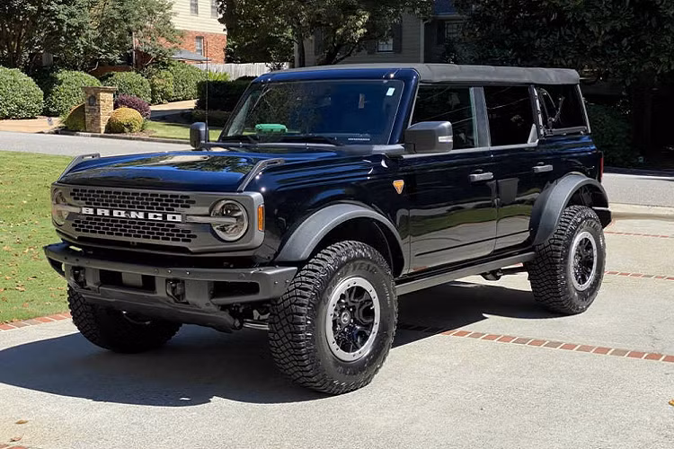 Đứng trước tình trạng làm giá và bỏ qua khách hàng của đại lý, Ford đã đưa ra chính sách mới cho các đại lý, bắt buộc mỗi đại lý cần đạt quota 60% xe Bronco nhập về đến được với tay khách hàng đã đặt trước, 40% còn lại có thể bán cho khách lẻ. Nếu không đáp ứng được quote này, Ford sẽ cắt nguồn cùng xe cho các đại lý vi phạm.