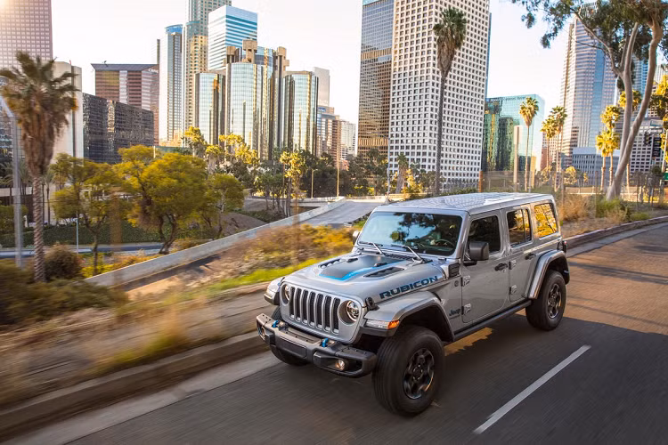 Tham gia cuộc diễu hành còn có thêm một chiếc Jeep Wrangler 4xe, Jeep Gladiator và Jeep Grand Cherokee L với lưới tản nhiệt cũng được cách điệu bảy sắc cầu vồng. Kể từ khi được bán ra thị trường, Jeep Wrangler 4xe đã gây được tiếng vang lớn, trở thành mẫu xe plug-in hybrid bán chạy nhất trên thị trường. Mẫu xe này phổ biến đến nỗi hiện nay phiên bản 2021 đã gần như hết hàng. Cung cấp sức mạnh cho Wrangler 4xe là động cơ 4 xi-lanh, dung tích 2.0L.