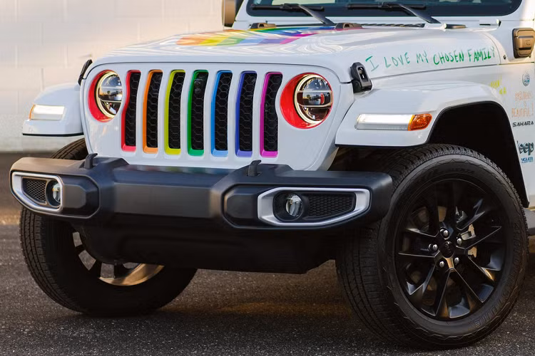 Chiếc SUV Jeep Wrangler plug-in hybrid đóng vai trò là phương tiện dẫn đoàn diễu hành Motor City Pride tại ngã tư đường Fort và Griswold, thành phố Detroit, bang Michigan, Mỹ diễn ra vào trưa thứ Bảy, tức ngày 19/9 vừa qua theo giờ Việt Nam.