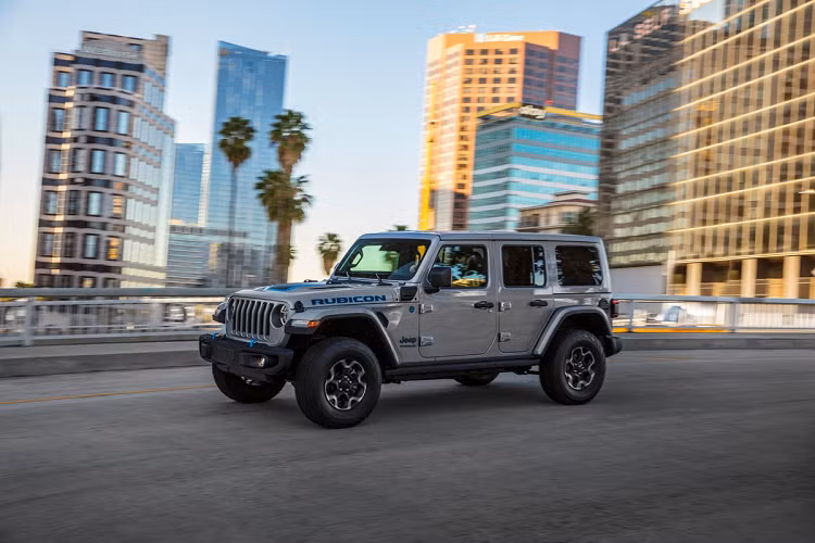 Kết hợp với hai mô-tơ điện và bộ pin 400 V, Jeep Wrangler 4xe sản sinh tổng công suất lên đến 375 mã lực và mô-men xoắn cực đại 637 Nm. Ở chế độ thuần điện, Wrangler 4xe có thể vượt qua những địa hình khắc nghiệt mà không sản sinh khí thải với quãng đường lên đến 34 km. Jeep Wrangler được bán chính hãng tại Việt Nam vào cuối năm 2020. Xe có 3 phiên bản là Sport, Sahara và Rubicon, giá bán lần lượt là 2,948 tỷ, 3,268 tỷ và 3,388 tỷ đồng.