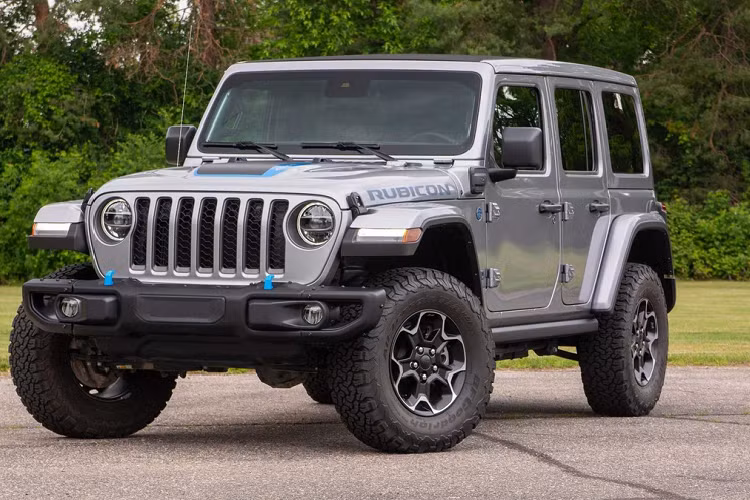 Các phiên bản Jeep Wrangler tại Việt Nam được trang bị động cơ xăng tăng áp I4 2.0L, công suất tối đa 270 mã lực ở 5.250 vòng/phút và mô-men xoắn cực đại đạt 400 Nm tại 3.000 vòng/phút. Xe sử dụng hộp số tự động 8 cấp, kết hợp cùng hệ dẫn động 4x4 có 4 chế độ gài cầu và khóa vi sai trước/sau.