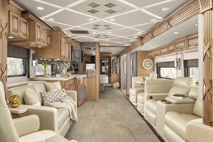 Mẫu xe motorhome Mountain Aire 2022 "cưỡi" trên khung gầm Spartan K3 Tag Axle, với khả năng vượt qua những cung đường núi ít người đi lại, chiếc motorhome đồ sộ mạnh 500 mã lực và có mô-men xoắn cực đại 2.298 Nm.