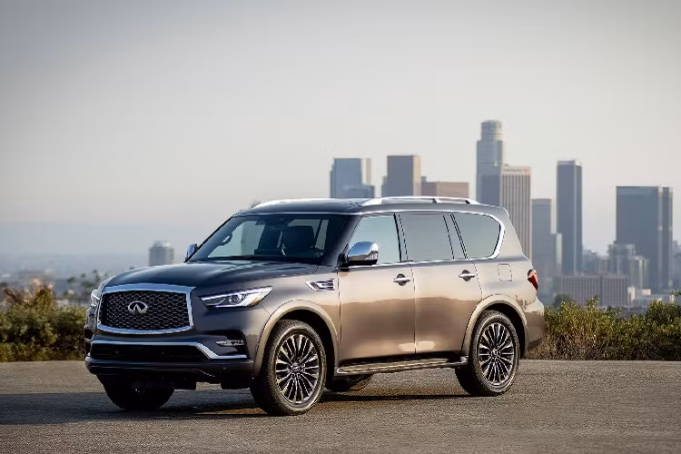 Trên phiên bản mới cập nhật, Infiniti QX80 2022 mới không có khác biệt quá nhiều về thiết kế ngoại thất, tuy nhiên không gian bên trong đã được tinh chỉnh phù hợp với xu hướng hiện đại, với giao diện điều khiển trung tâm hiện đại cùng màn hình thông tin giải trí 12,3 inch hoàn toàn mới.