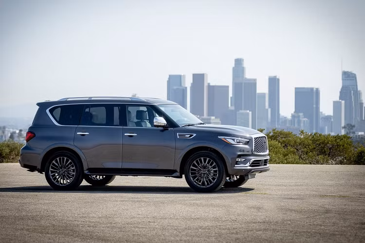 Màn hình Infiniti QX80 2022 là chi tiết đáng chú ý nhất trên xe, thay thế cho kiểu màn hình đôi 2 tầng trước đây. Nhìn từ xa, màn hình mới tinh gọn và hiện đại hơn rất nhiều so với phiên bản tiền nhiệm.
