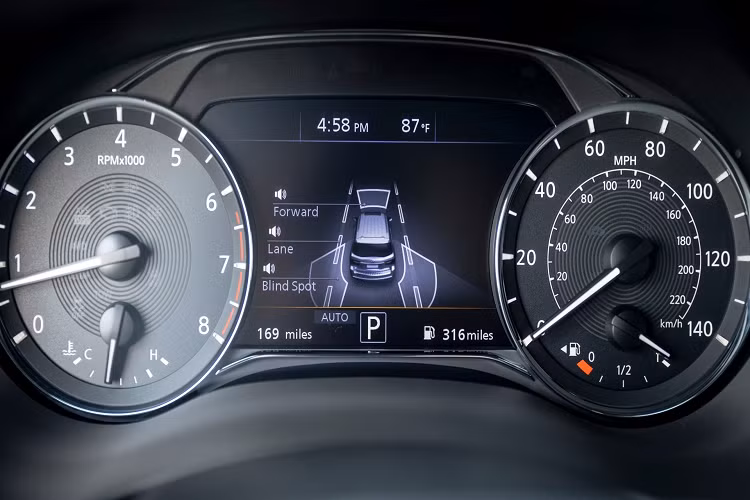 Bên cạnh màn hình, Infiniti QX80 2022 cũng thiết kế mới giao diện hệ thống điều hòa cũng như phím điều hướng màn hình thông tin. Ngoài ra, vị trí sạc không dây cũng được thiết kế vị trí mới ẩn sau một tấm che ốp gỗ ngay bên dưới chân táp lô. Tuy nhiên đèn hiển thị được đặt bên ngoài giúp người dùng vẫn theo dõi được thông tin sạc pin lúc tấm che này đóng lại.
