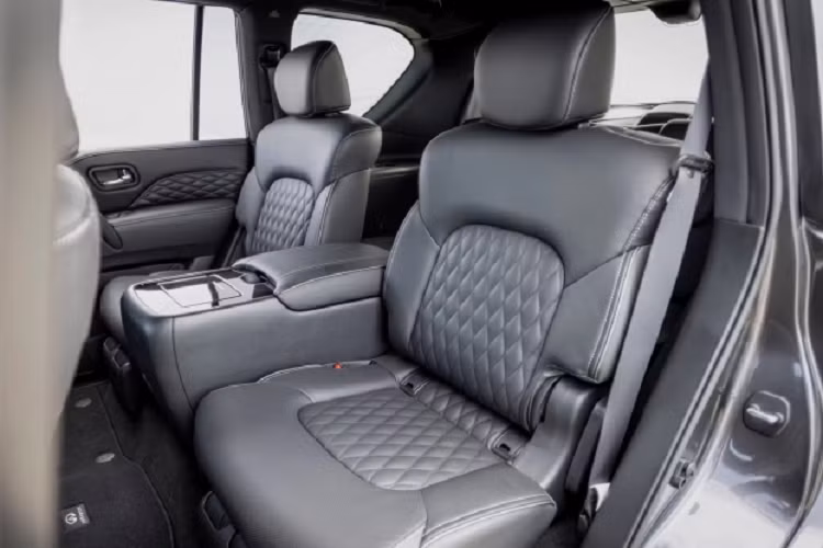 Hãng xe cũng không cung cấp thông tin nào khác về mẫu QX80 2022, nhưng có ghi chú trang bị tiêu chuẩn hệ thống sưởi cho hàng ghế trước cũng như hàng ghế thứ hai.