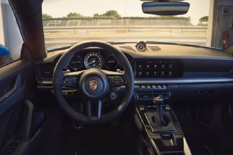 Porsche 911 GT3 RS thế hệ mới mang thiết kế đậm chất khí động học cho phép xe tạo ra nhiều lực ép xuống mặt đường, đồng thời không ảnh hưởng đáng kể đến hệ số cản. 911 GT3 RS 2022 sở hữu cánh gió cỡ lớn thiết kế theo phong cách cổ thiên nga, đi kèm với bộ khuếch tán lấy cảm hứng từng xe đua GT thành công 911 RSR.