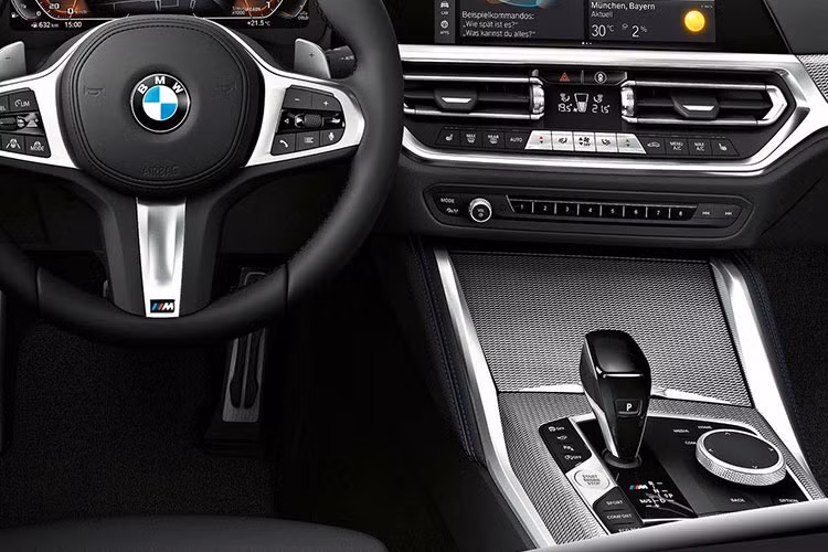 Ở phiên bản cao cấp - M440i xDrive Gran Coupé, nhiều chi tiết mang logo M Sport ở nội thất. BMW cung cấp rất nhiều tùy chọn như hệ thống sưởi và thông gió cho ghế ngồi, các tùy chọn trang trí bằng da Vernasca, Sensatec trong chương trình cá nhân hoá BMW Individual.
