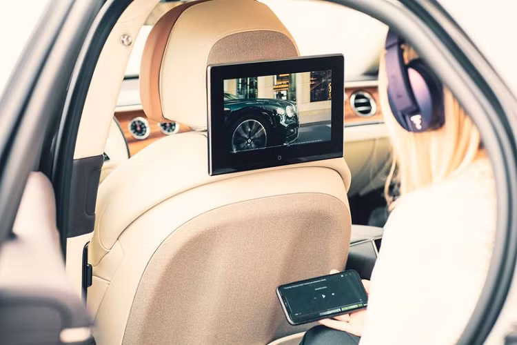 Chưa hết, hệ thống này cũng tương thích với tai nghe Bluetooth (vẫn có cả giắc cắm tai nghe) để mang đến cho người dùng trải nghiệm không dây hoàn toàn. Những vị chủ nhân phía sau thậm chí có thể hát karaoke trên xe Bentley nhờ có một chiếc micro nhỏ phía sau màn hình. Hệ thống thông tin giải trí mới trên Bentley Flying Spur và Bentayga luôn có sẵn các bản cập nhật qua mạng để đảm bảo rằng hệ thống luôn phù hợp với thời đại.