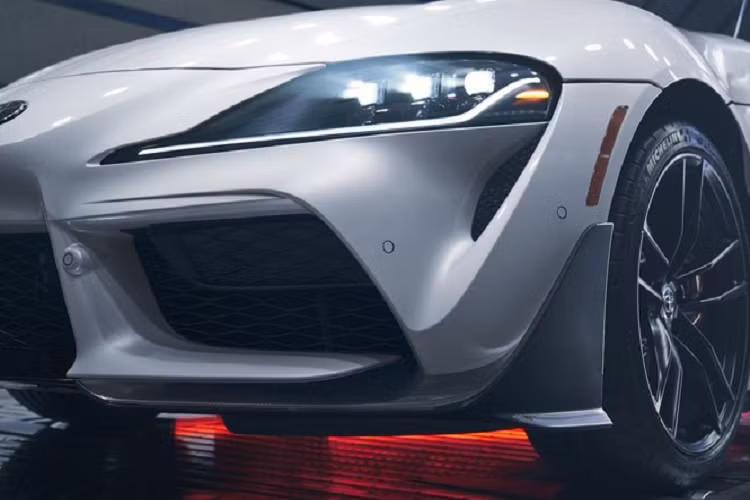 Về tùy chọn màu sắc, phiên bản đặc biệt Toyota Supra A91-CF Edition sẽ có 3 tùy chọn màu gồm Trắng, Vàng và Xám nhám. Mặt khác, khách hàng sẽ không thể thay đổi tùy chọn lazăng cũng như màu sắc nội thất.