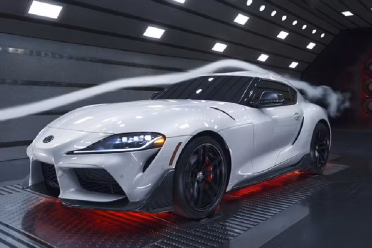 Trong phiên bản mới năm nay, Toyota gây bất ngờ cho người dùng tại Mỹ khi giới thiệu một bản đặc biệt mới có tên gọi Toyota Supra A91-CF Edition với dàn áo được làm từ sợi carbon giúp giảm trọng lượng và tăng tính thẩm mỹ. Toyota cho biết phiên bản đặc biệt này chỉ dành riêng cho thị trường Bắc Mỹ và có số lượng giới hạn 600 xe.