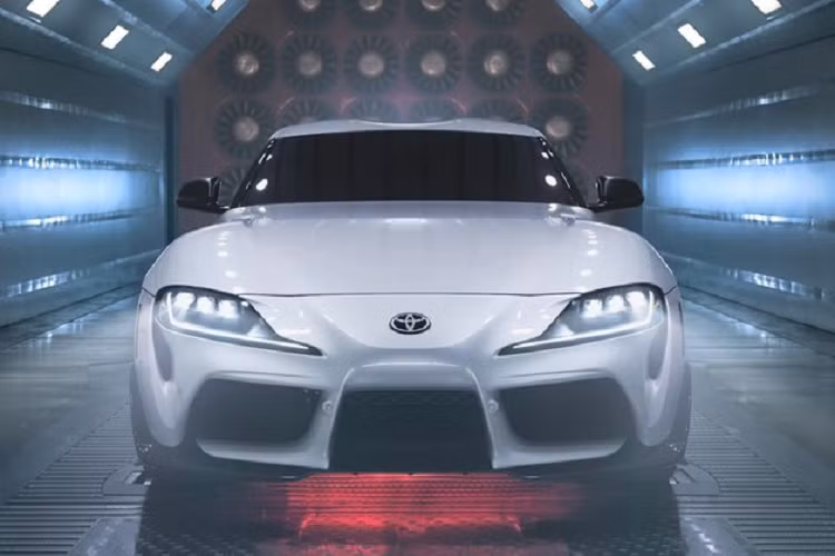 Các điểm nhấn đáng chú ý của Toyota Supra A91-CF Edition bao gồm hốc gió mới, cánh gió khí động học ốp ở cản sốc, nẹp ốp bậc cửa và cánh gió đuôi được chế tạo hoàn toàn tự sợi carbon, không phải làm bằng nhựa cứng và sơn vân sợi carbon như nhiều mẫu xe khác. Toyota cho biết các bổ sung này không chỉ giúp xe đẹp hơn mà còn làm tăng lực nén của xe xuống mặt đường, nâng cao hiệu năng vận hành trên đường đua.