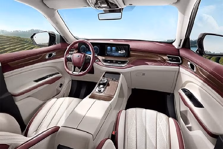 Tuy không phải là phiên bản thể thao của Equator nhưng Ford Equator Sport 2022 lại được áp dụng phong cách thiết kế khá giống với đàn anh. Trên đầu xe, mẫu SUV mới này cũng được trang bị lưới tản nhiệt hình bát giác cỡ lớn với mắt lưới hình tổ ong và hệ thống đèn chia thành 2 tầng mới giống Ford Equator.