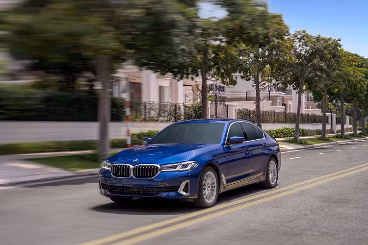 Cụm đèn pha của BMW 5-Series mới nổi bật với các dải LED hình chữ L tương tự như người đàn anh BMW 7-Series. Cụm đèn pha LED thích ứng được trang bị tiêu chuẩn trên phiên bản BMW 520i Luxury Line mới sở hữu chức năng mở rộng góc chiếu khi vào cua, phân tách từng luồng ánh sáng riêng biệt (BMW Selective Beam).