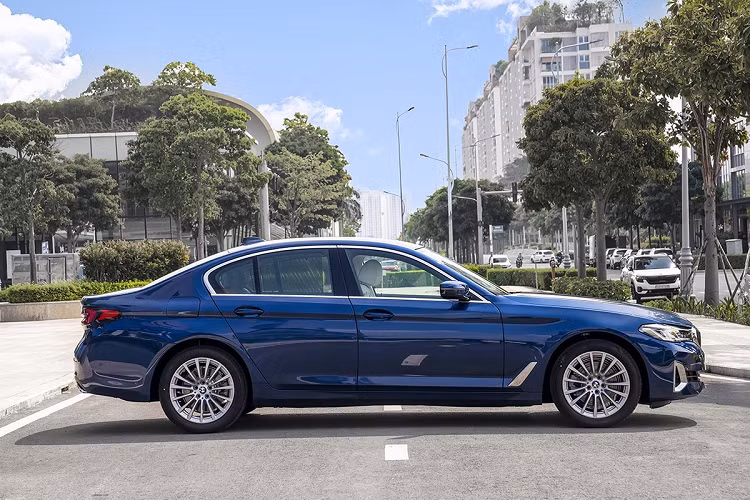 Phiên bản 520i M Sport và 530i M Sport còn sở hữu tính năng sưởi, làm mát cho ghế lái và hệ thống âm thanh vòm Harman Kardon 16 loa. BMW 5-Series 2021 được nâng cấp với động cơ B48, I-4 2.0L, TwinPower Turbo với 2 lựa chọn động cơ xăng cùng công suất 184 mã lực cho phiên bản BMW 520i và 252 mã lực cho phiên bản BMW 530i. Tất cả được kết hợp với hộp số Steptronic 8 cấp tiêu chuẩn mang đến khả năng vận hành mạnh mẽ hơn.