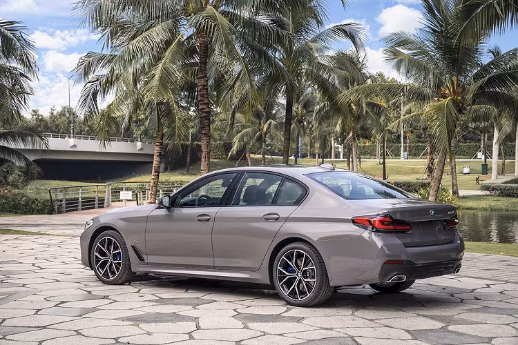 Ở hai phiên bản BMW 520i M Sport và 530i M Sport, cụm đèn pha trước được nâng cấp với công nghệ BMW Laserlight cho ánh sáng tốt hơn khi vận hành ở tốc độ trên 60 km/h. Ở dải vận tốc thấp hơn, ánh sáng LED tiêu chuẩn vẫn sẽ được sử dụng.