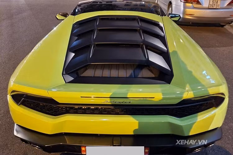 Đối với nội thất, chiếc Lamborghini Huracan LP610-4 này được trang bị ghế ngồi thể thao bọc da lộn kết hợp da trơn màu xám đi kèm còn có các đường chỉ khâu màu cam tương phản.