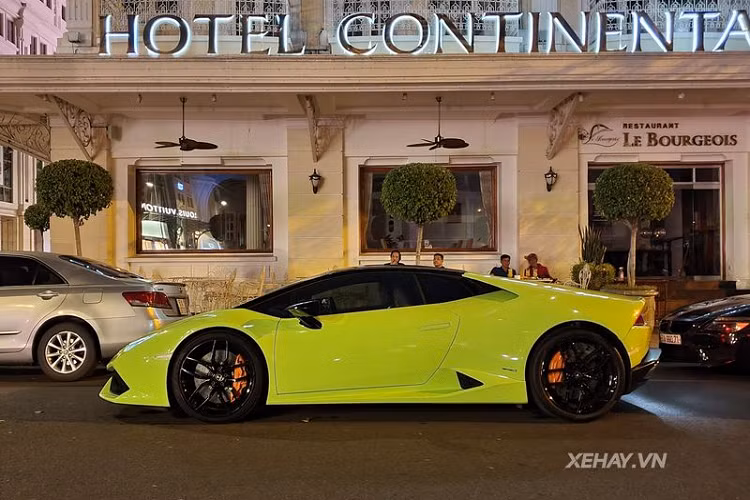 Về truyền động, Huracan LP610-4 dùng động cơ hút khí tự nhiên V10 5.2L sản sinh công suất 610 mã lực và mô-men xoắn cực đại 560 Nm, giúp siêu xe dễ dàng tăng tốc từ 0 - 100 km/h chỉ trong 3,2 giây trước khi cán tốc độ tối đa 325 km/h. Được biết, vào năm 2016, Huracan chính hãng tại Việt Nam có giá khoảng 15 tỷ đồng.