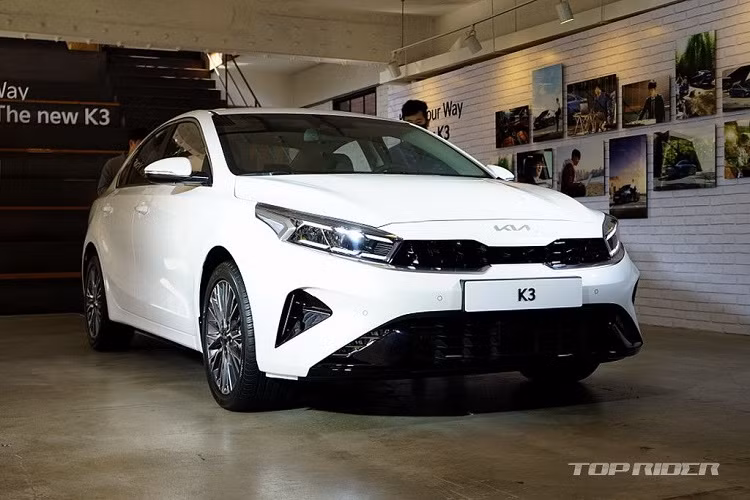 Một trong những nâng cấp đáng chú ý trên mẫu xe Kia Cerato thế hệ mới là việc bổ sung các công nghệ hỗ trợ về an toàn, bao gồm hệ thống hỗ trợ giữ làn đường, hệ thống hỗ trợ tránh va chạm phía trước và phía sau, hệ thống kiểm soát hành trình thông minh, hệ thống hỗ trợ lái xe trên đường cao tốc, hệ thống giám sát phía sau, hệ thống cảnh báo người lái khi mất tập trung, hệ thống cảnh báo hướng đi an toàn, hệ thống phòng ngừa va chạm chéo phía sau...