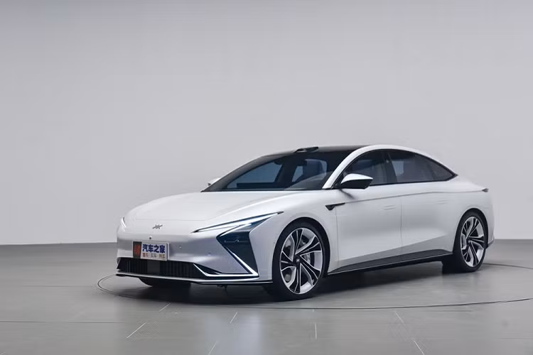Zhiji Motor là công ty liên doanh giữa SAIC, Shanghai Pudong New Area và Alibaba Group. IM là tên thương hiệu xe, và tên cụ thể của mẫu xe mới là L7. Những hình ảnh ở đây cho thấy phiên bản sẵn sàng sản xuất sẽ được ra mắt công chúng tại Triển lãm Ô tô Thượng Hải 2021 diễn ra vào cuối tháng này.