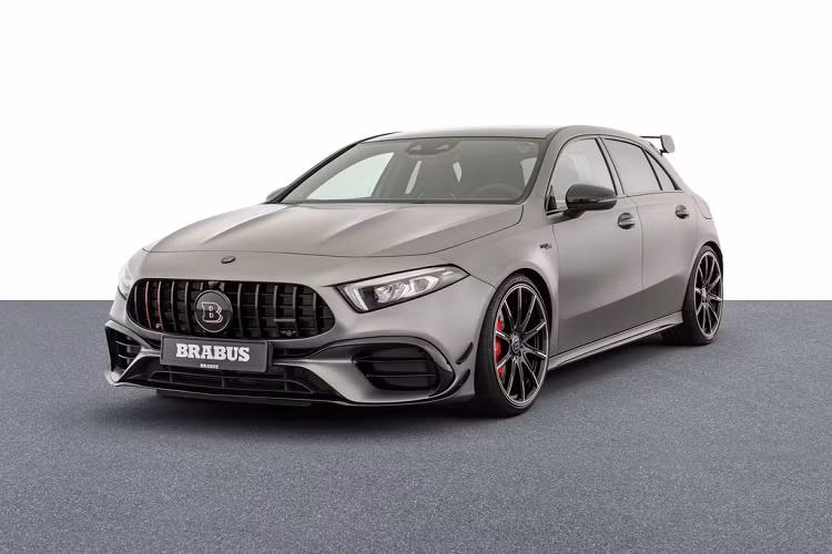 Động cơ xăng tăng áp I4 2.0L của AMG được Brabus tinh chỉnh sơ đồ điều khiển (remap), cài đặt thêm bộ điều khiển phụ Brabus PowerXtra CPC, bộ chuyển đổi Brabus BoostXtra và lắp đặt đường nạp mới. Mercedes-AMG A 45S thế hệ mới được trang bị tiêu chuẩn hộp số tự động 8 cấp ly hợp kép và hệ thống dẫn động 4 bánh 4MATIC+.