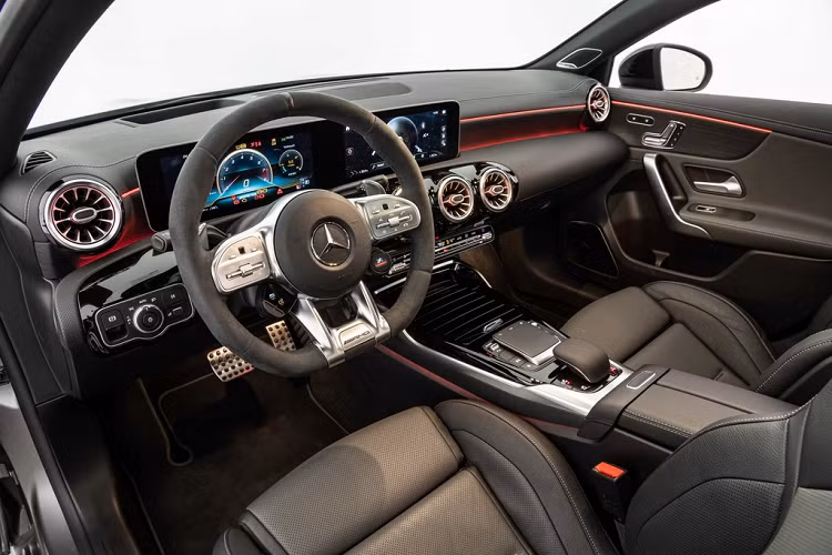 Khoang lái của A 45S được bổ sung các mảng ốp trang trí kim loại có logo Brabus cùng bàn đạp làm từ nhôm cao cấp. Nâng cấp nổi bật ở nội thất là hệ thống đèn trang trí có thể tùy chọn 64 màu.