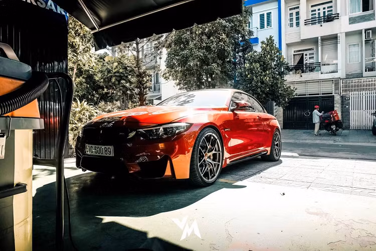 Theo công bố của nhà sản xuất, BMW M4 Convertible có kích thước tổng thể tương ứng DxRxC 4.671 x 1.870 x 1.386 mm, cùng với đó là thiết kế kiểu coupe với 2 cửa và cấu hình ghế ngồi dạng 2+2.