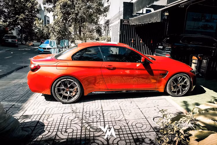 Đặc biệt, điểm khác biệt lớn nhất của M4 Convertible so với M4 coupe là chiếc mui cứng có thể đóng, mở trong 20 giây thông qua một nút bấm. Với thiết kế độc đáo này, chủ xe có thể biến đổi từ chiếc xe mui cứng thành mui trần chỉ trong vài giây.
