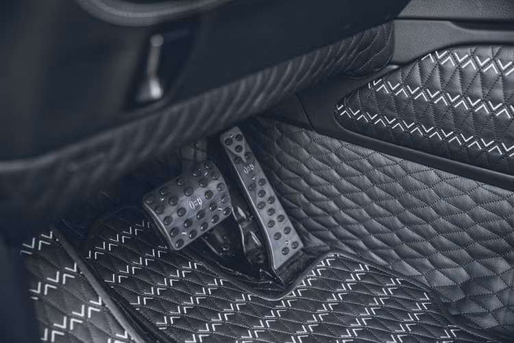 Hệ thống ống xả hiệu suất cao bằng thép không gỉ hoàn toàn mới với downpipes 76mm lớn hơn có sẵn cho xe. Ống xả thoát ra ở mỗi bên với đèn LED tích hợp, phát sáng mỗi khi người lái thốc ga. Một hệ thống chiếu sáng cũng được tích hợp trên bệ bước chân giúp khách hàng ra vào xe dễ dàng hơn vào ban đêm.