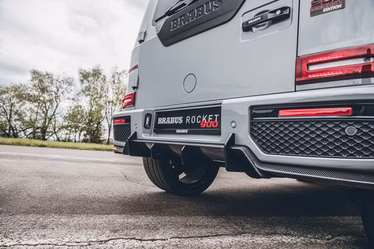 Đúng như tên gọi, phiên bản đặc biệt của Mercedes-AMG G63 được thiết kế dựa trên nguồn cảm hứng là những chiếc tên lửa. Điểm nhấn của 900 Rocket Edition là bộ bodykit Widestar của hãng độ. Chất liệu sợi carbon siêu nhẹ được áp dụng cho hầu hết các chi tiết trên xe từ lưới tản nhiệt, nắp capo, khe gió tích hợp đèn LED phía trước và hàng loạt các chi tiết nhỏ khác.