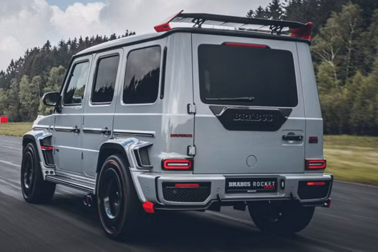 Ghế sau được tách riêng với chức năng sưởi và thông gió đi kèm bệ điều khiển trung tâm Brabus với màn hình cảm ứng 4,3 inch, cho phép người ngồi sau truy cập hệ thống giải trí và điều hòa trên xe và đèn đọc sách.