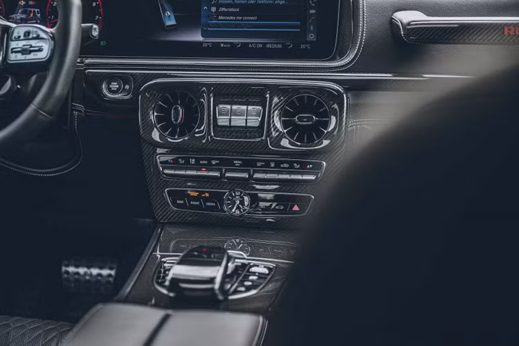 Bên cạnh đó, Mercedes-AMG G63 Brabus 900 Rocket Edition trang bị hệ thống treo coilover bằng nhôm Ride Control của Brabus, cho phép siêu SUV có thể hạ thấp tới 45 mm. Giảm xóc có thể được điều chỉnh bằng công tắc Drive Select trên xe.