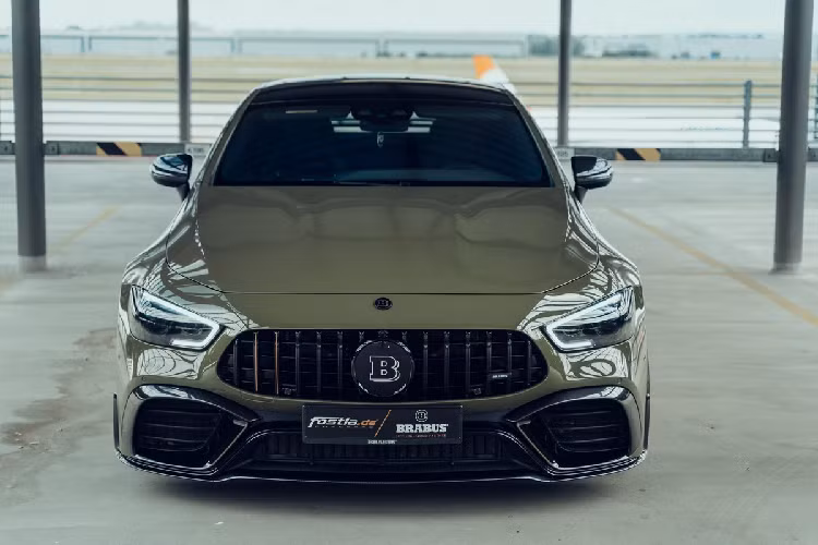 So với phiên bản tiêu chuẩn Mercedes-AMG GT 63 S 2021 mới, gói độ của Brabus thay thế cản trước/sau hầm hố hơn. Lưới tản nhiệt nan dọc Panamericana được sơn đen với logo Brabus kích thước lớn.
