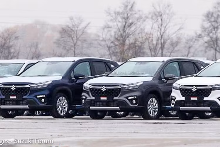 Cách đây vài ngày, hình ảnh rò rỉ đầu tiên của Suzuki S-Cross 2022 mới sắp ra mắt thị trường châu Âu đã lan truyền trên mạng. Chẳng bao lâu sau đó, Suzuki S-Cross 2022 đã lộ diện hoàn toàn qua hình ảnh chụp tại đại lý và trên đường phố.
