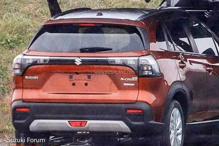 Ở đằng sau, Suzuki S-Cross 2022 được trang bị cụm đèn hậu nối liền với nhau bằng ốp màu đen và nẹp mạ crôm ở giữa. Thêm vào đó là cản sau màu đen, hốc gió giả tích hợp đèn phản quang nằm ngang và ốp màu bạc bên dưới. Hiện chưa có nhiều thông tin liên quan đến Suzuki S-Cross thế hệ mới. 