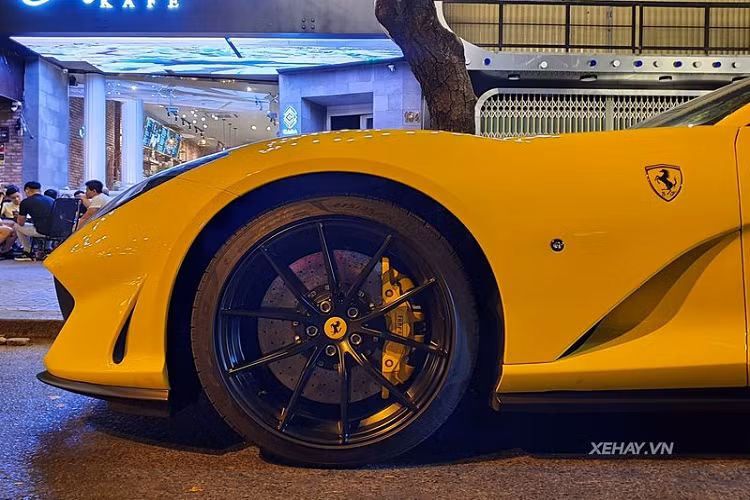 Được biết, đây là chiếc siêu xe Ferrari 812 Superfast thứ hai cập cảng Việt Nam, ban đầu, xe sở hữu nước sơn đen Nero kết hợp cùng nhiều trang bị ấn tượng như bộ mâm thiết kế 5 chấu kép sơn đen mờ và kẹp phanh Brembo màu vàng nổi bật.