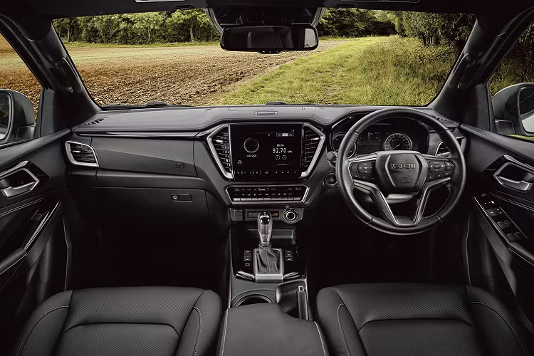 Isuzu D-Max Adventure là phiên bản cao cấp nhất, ngoại hình thể thao hơn so với 2 bản còn lại. Xe được trang bị đèn pha tự động. Bên trong nội thất có màn hình giải trí cảm ứng 9 inch, gương chiếu hậu chống chói, ghế bọc da và thảm sàn cao cấp V-Cross.