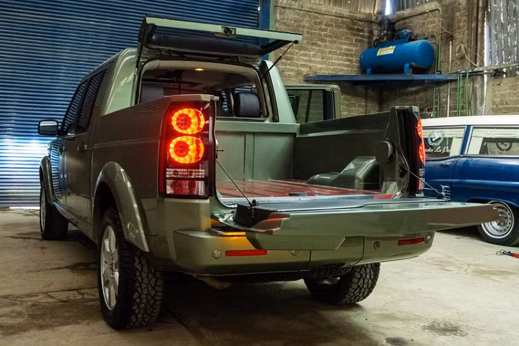 Sau khi kiểm tra cẩn thận thân xe tích hợp trên khung gầm của Land Rover Discovery LR4 địa hình, đội ngũ của VA-K đã mở rộng khung bằng phương pháp sử dụng thép hình ống tiêu chuẩn. bổ sung thêm các bộ phận OEM nếu có thể với các thiết bị điện tử tùy chỉnh cho cửa sổ sau chỉnh điện và đèn LED.