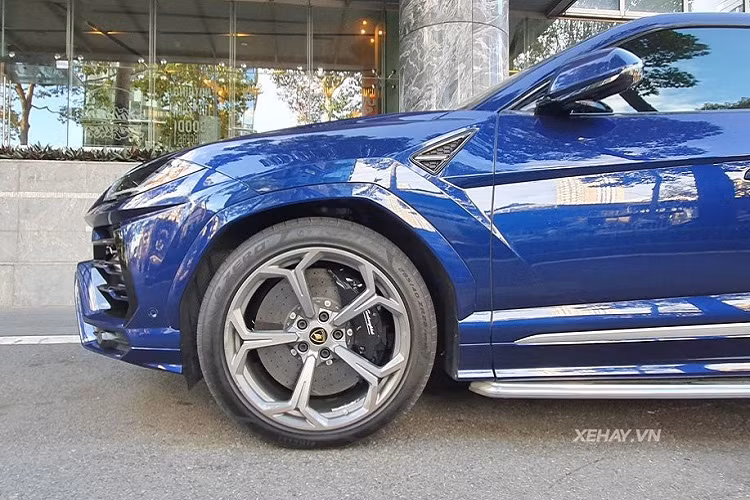 Về ngoại hình, Lamborghini Urus là sự pha trộn giữa 2 mẫu siêu xe đình đám Aventador và Huracan. Với thiết kế kiểu SUV lai Coupe thời thuợng, Lamborghini Urus đã nhanh chóng chiếm được cảm tình đặc biệt của giới nhà giàu trên khắp thế giới và minh chứng rõ ràng nhất là thông qua các con số bán hàng kỷ lục.