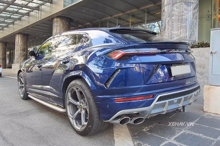 Chưa hết, Lamborghini Urus cũng sở hữu một hệ dẫn động bốn bánh hoàn toàn mới. Hệ dẫn động bốn bánh toàn thời gian của Urus có tích hợp vi sai trung tâm hạn chế trượt (LSD) và vi sai cầu sau có khả năng điều hướng mô-men xoắn riêng biệt cho bánh sau bên trái và bên phải. Ở trạng thái bình thường, tỷ lệ phân phối mô-men xoắn là 40/60 trước/sau nhưng trong một số tình huống vận hành nhất định, mô men xoắn có thể chia tối đa 70% cho bánh trước hoặc tối đa 87% cho bánh sau.